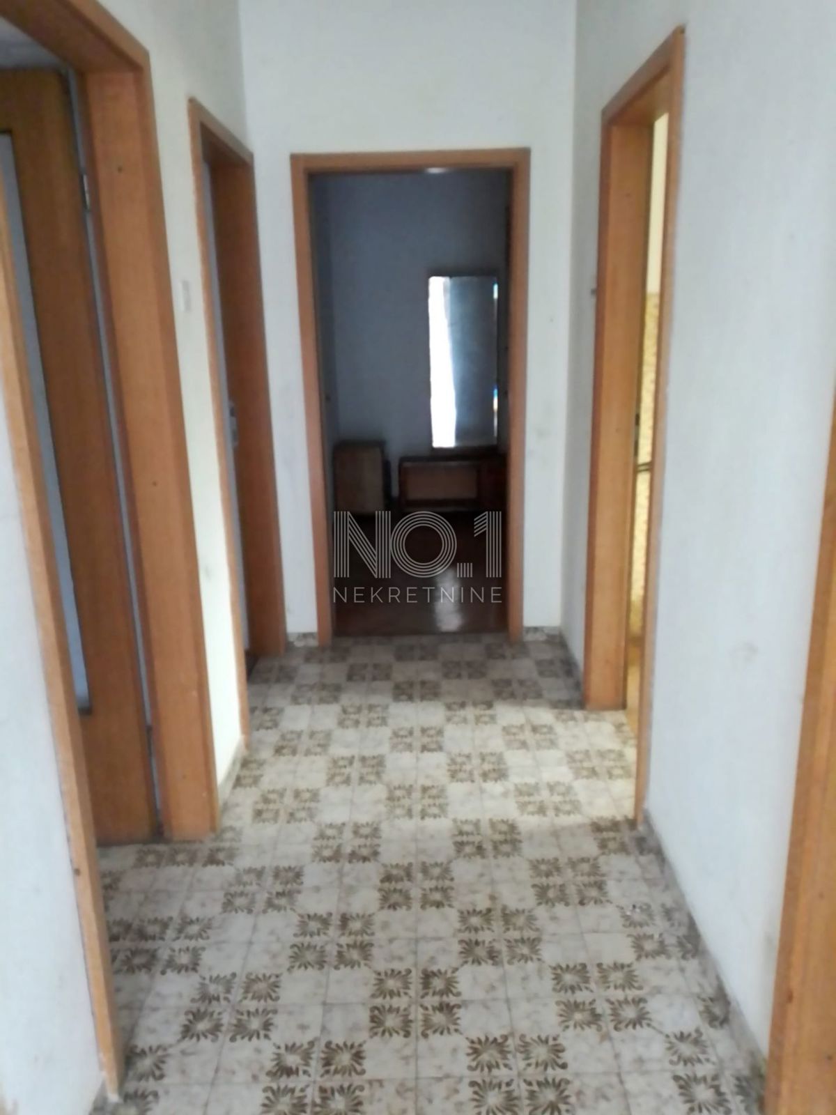 Svilno - Stanovanje za Adaptacijo v Bližini Kompleksa JGL
