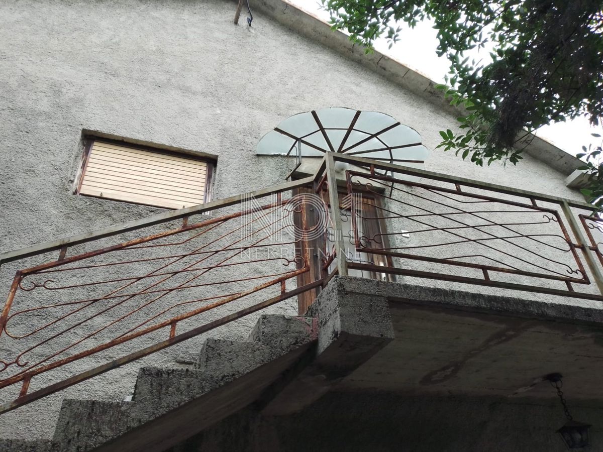 Svilno - Stanovanje za Adaptacijo v Bližini Kompleksa JGL