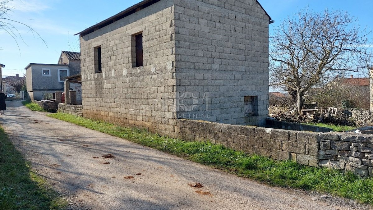 Višnjan - prodaja starine za obnovo z vrtom