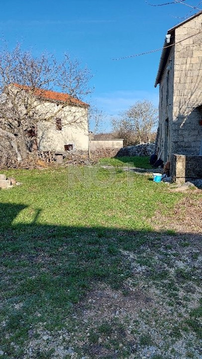 Višnjan - prodaja starine za obnovo z vrtom