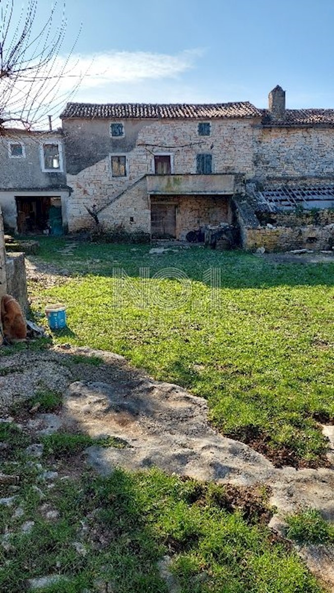 Višnjan - prodaja starine za obnovo z vrtom