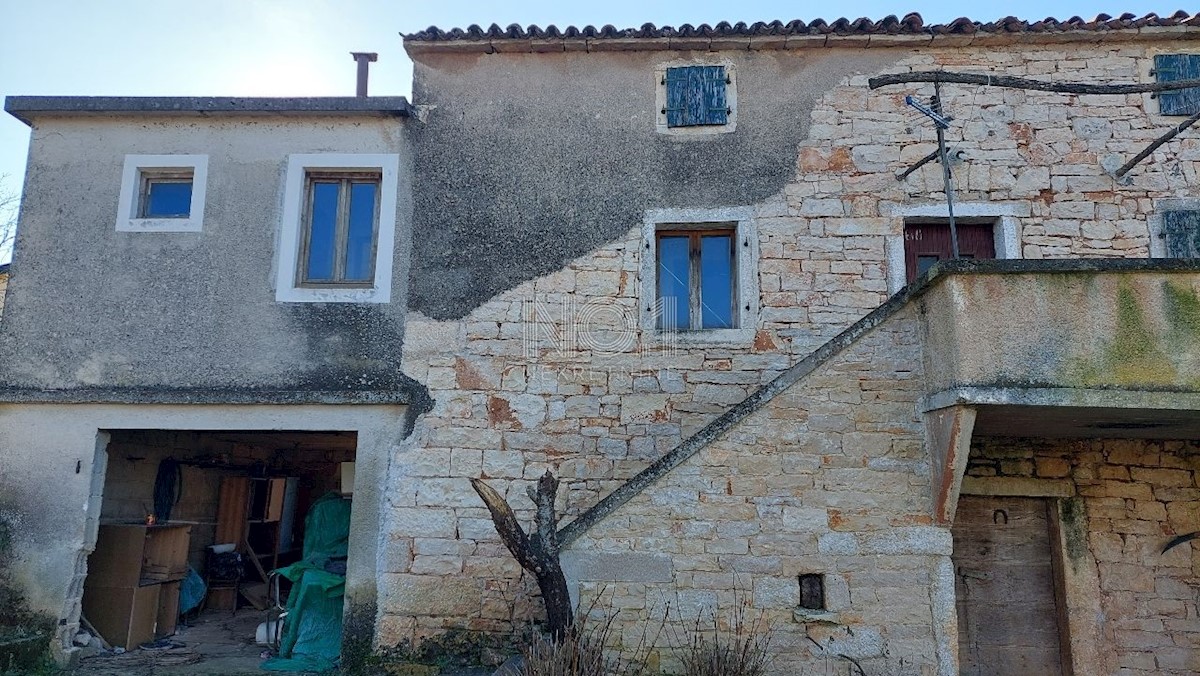 Višnjan - prodaja starine za obnovo z vrtom