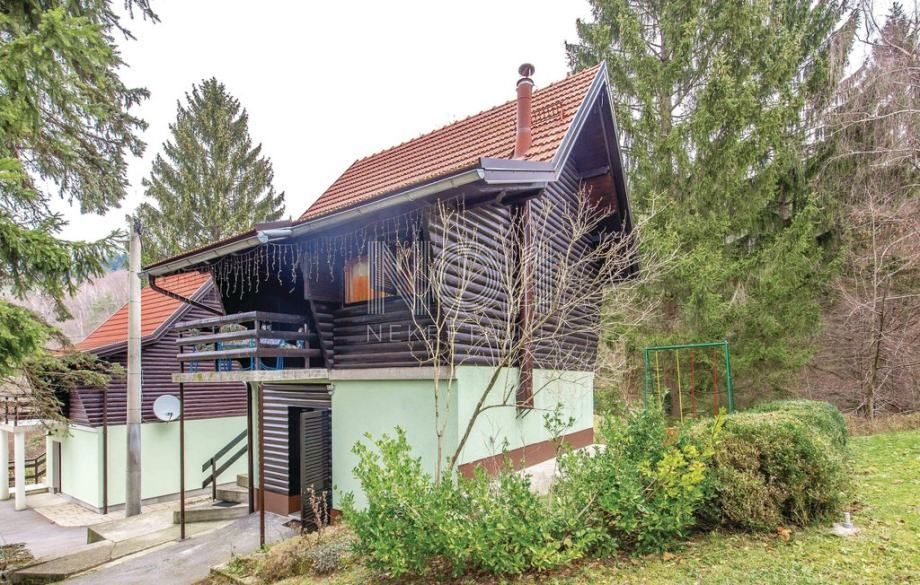 Vrbovsko - prodaja lesene hiše s prostorom za zabavo