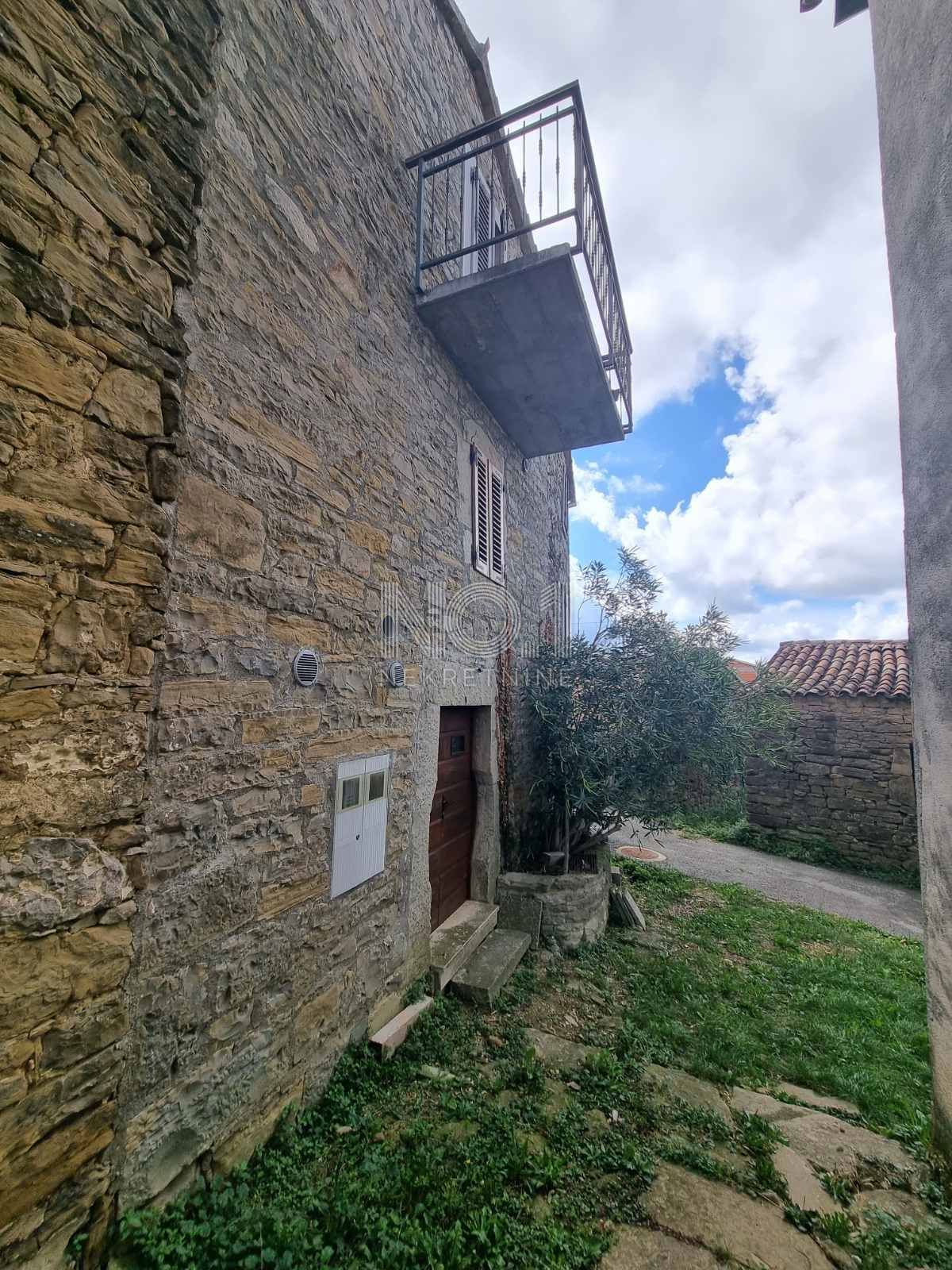 Cerovlja - prodaja hiše s pogledom na jezero