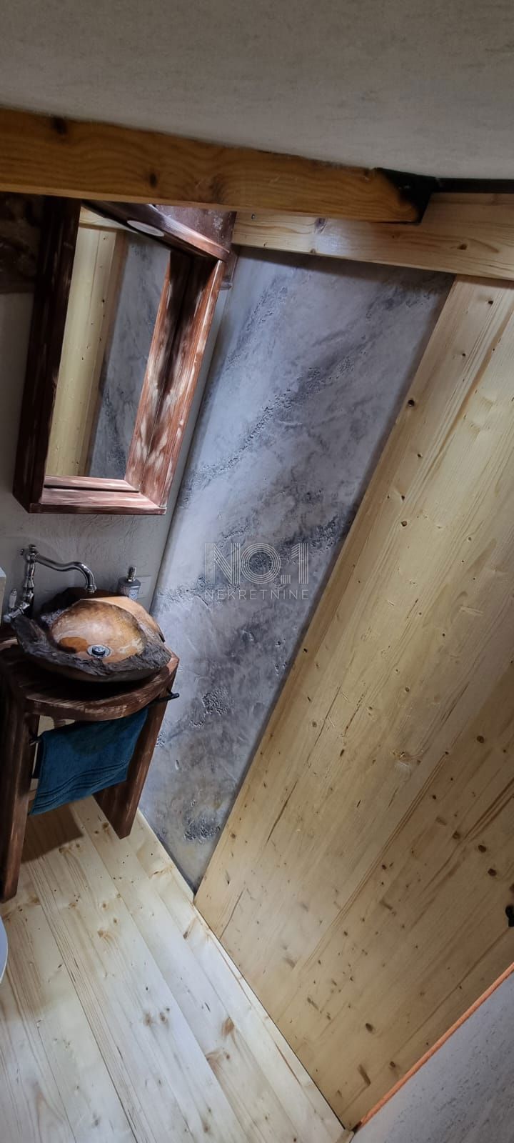Krimeja - prodaja moderne hiše za naložbo