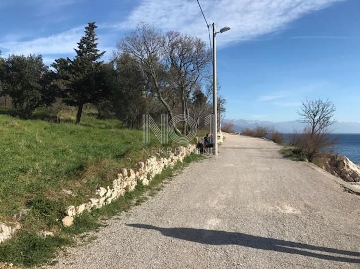 Novi Vinodolski - prodamo zemljišče, 1. red do morja!