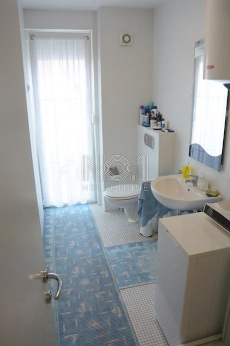 Krk - prodaja apartma v lepi vili