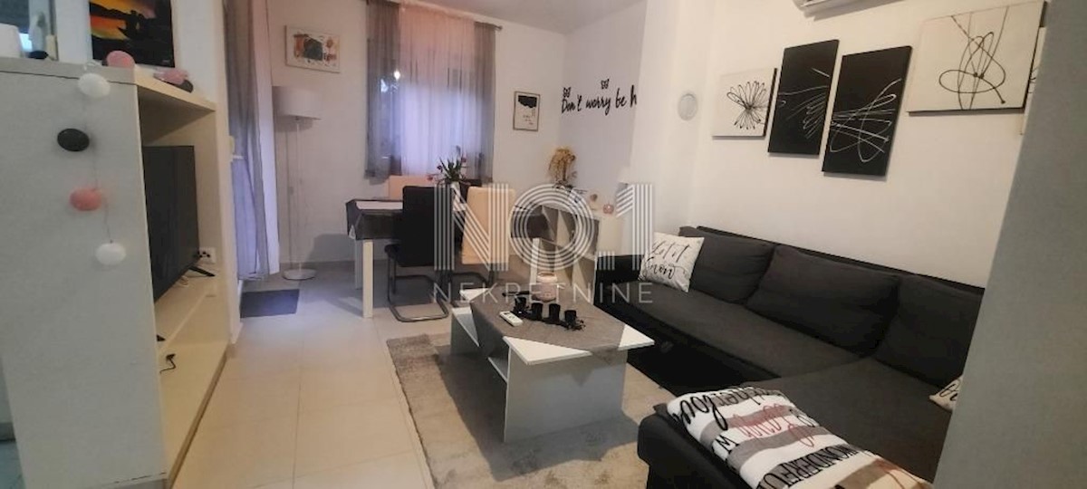 Crikvenica - prodaja opremljenega apartmaja z balkonom