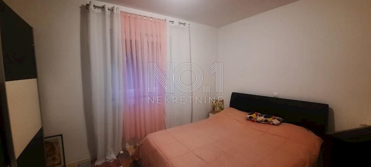 Crikvenica - prodaja opremljenega apartmaja z balkonom
