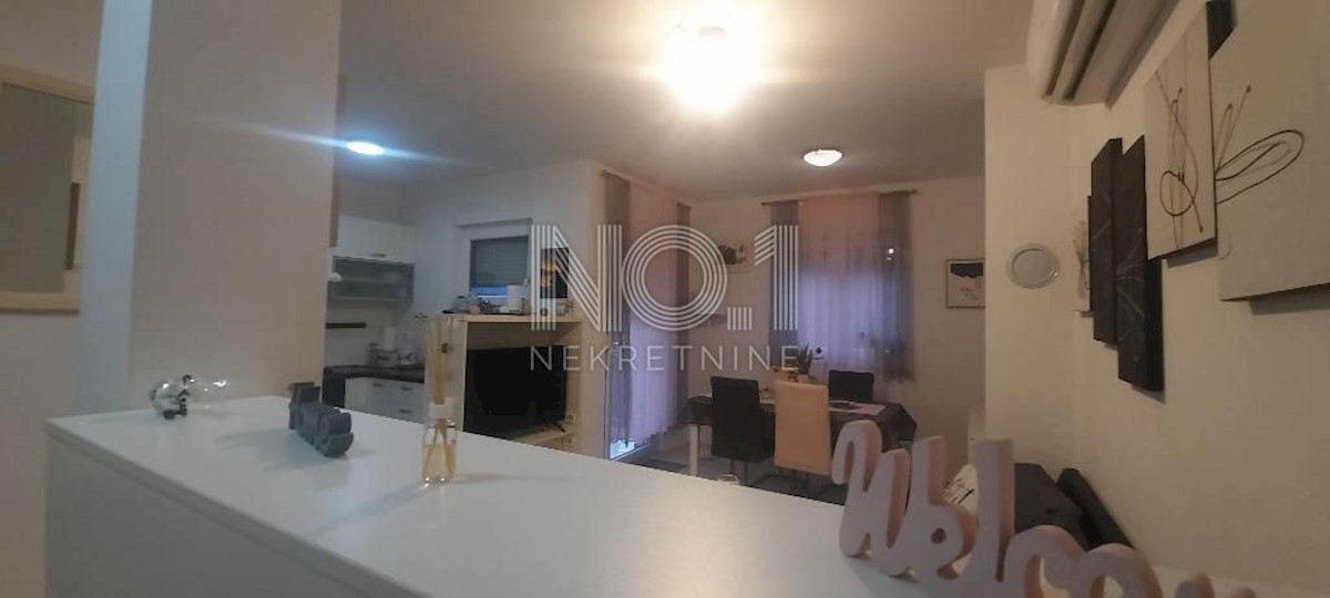 Crikvenica - prodaja opremljenega apartmaja z balkonom