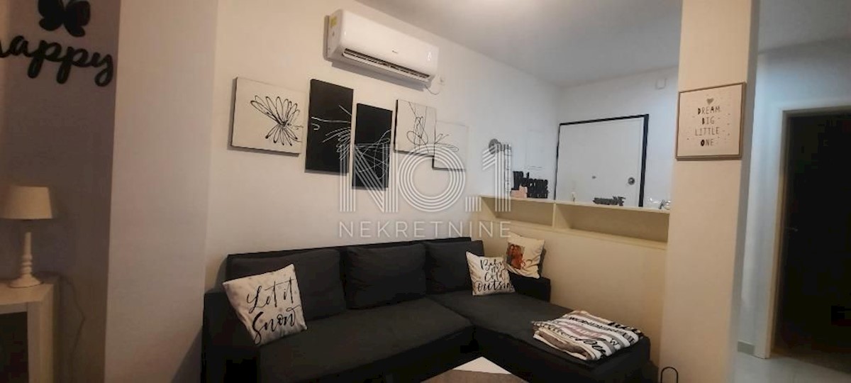 Crikvenica - prodaja opremljenega apartmaja z balkonom