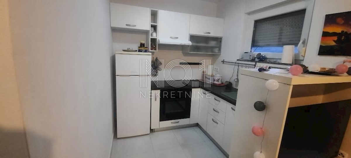 Crikvenica - prodaja opremljenega apartmaja z balkonom