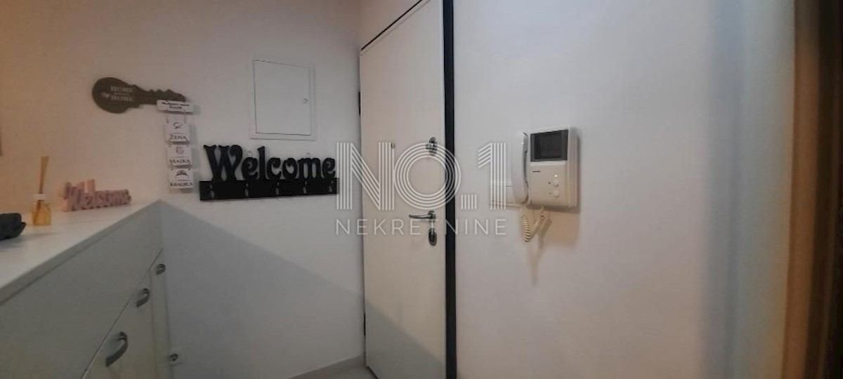 Crikvenica - prodaja opremljenega apartmaja z balkonom