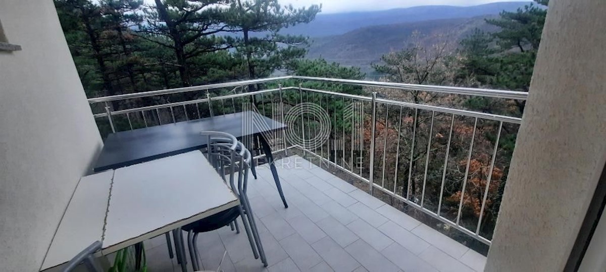 Crikvenica - prodaja opremljenega apartmaja z balkonom