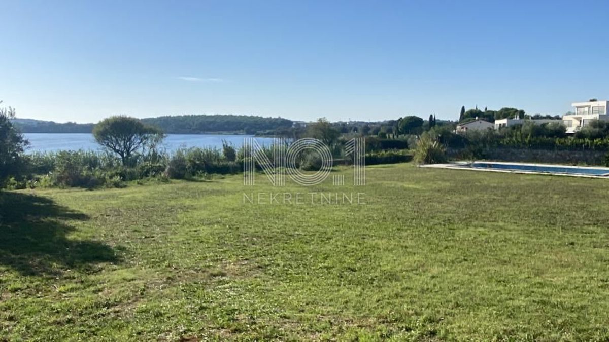 Medulin - vila prva vrsta do morja s prostornim vrtom!