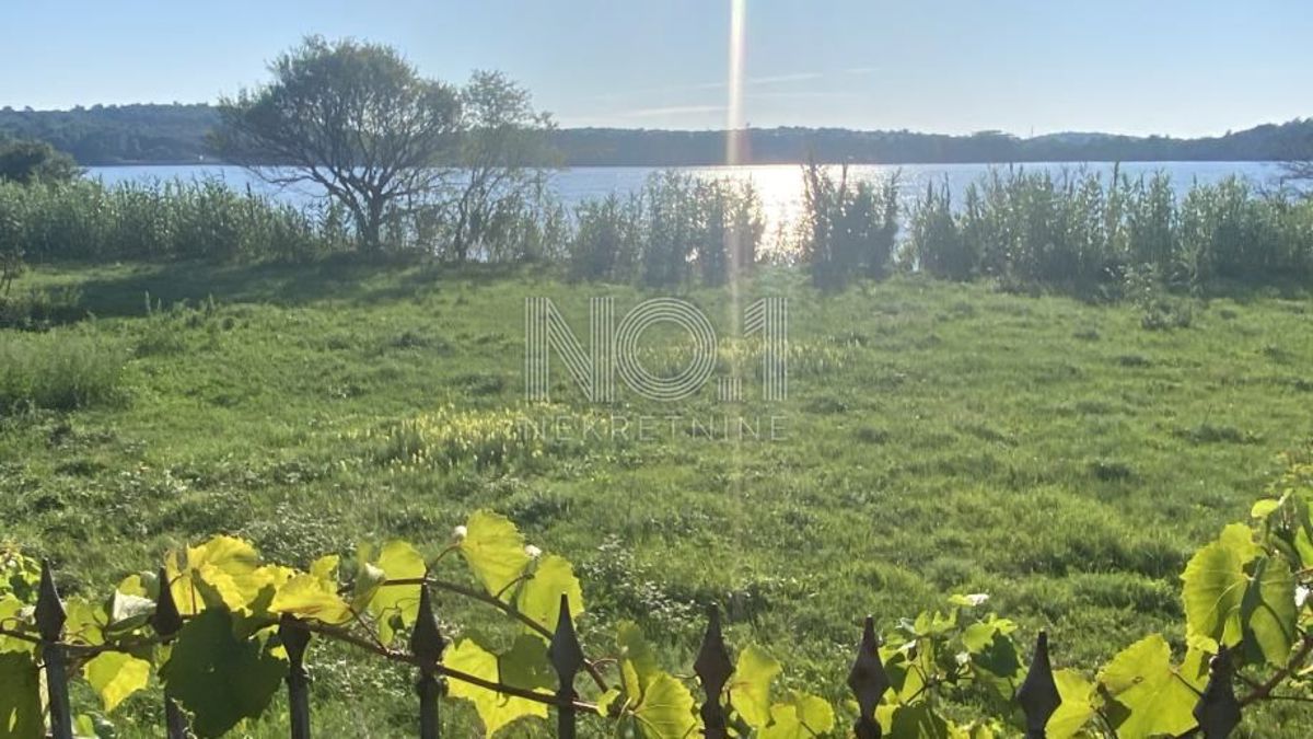 Medulin - vila prva vrsta do morja s prostornim vrtom!