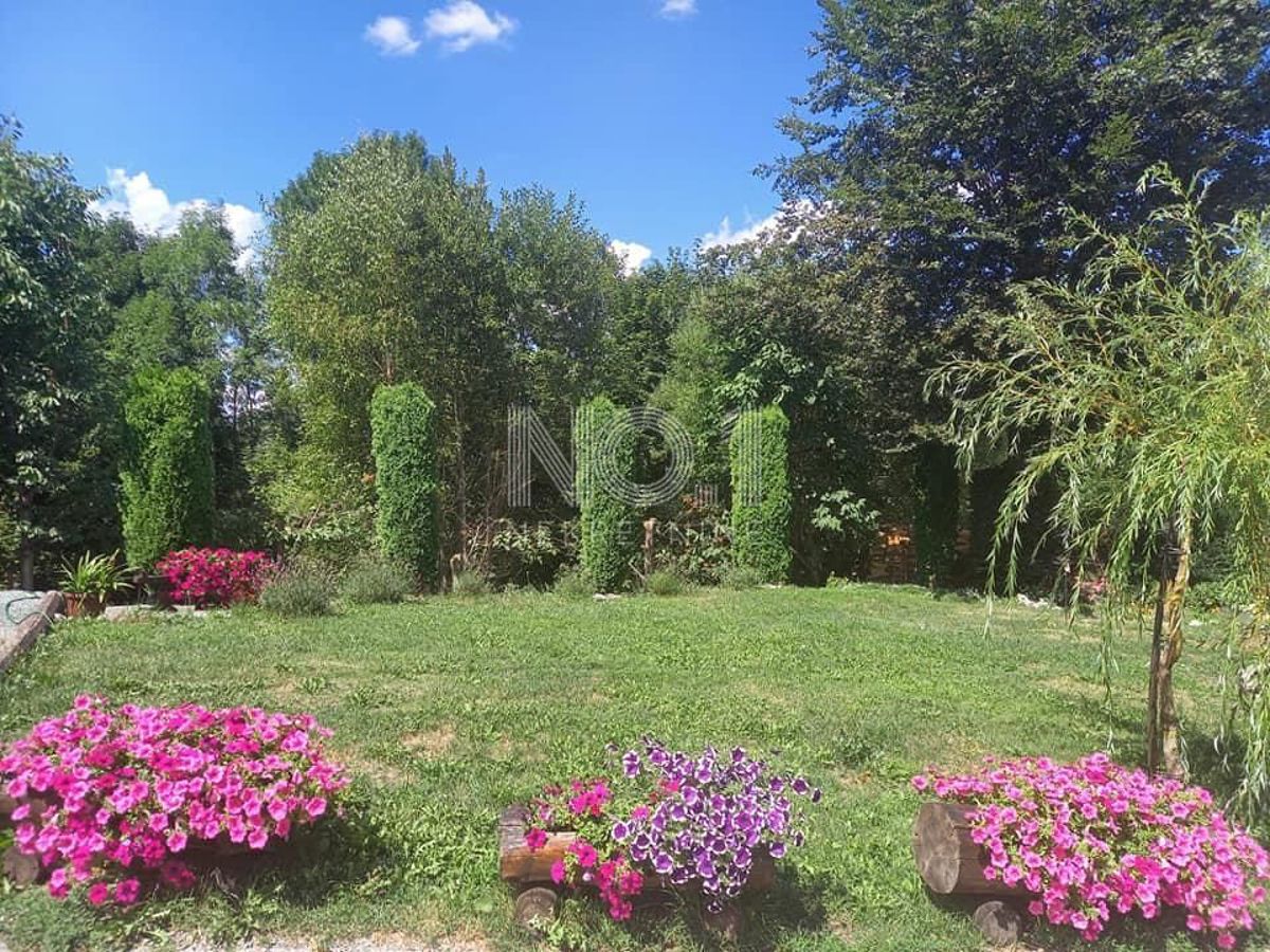 Fužine - hiša s 3 apartmaji in jacuzzijem, za investicijo!