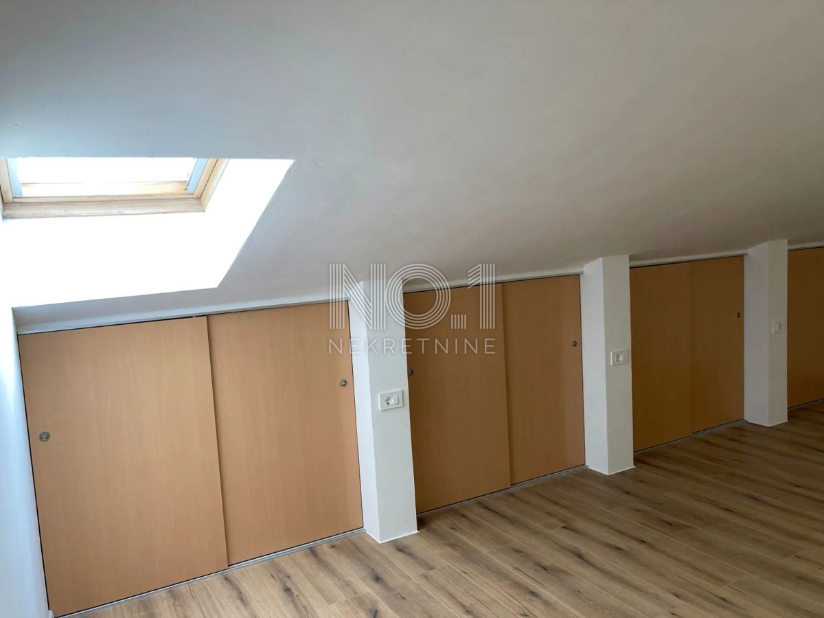 Rovinj - novo urejen penthouse v mansardi