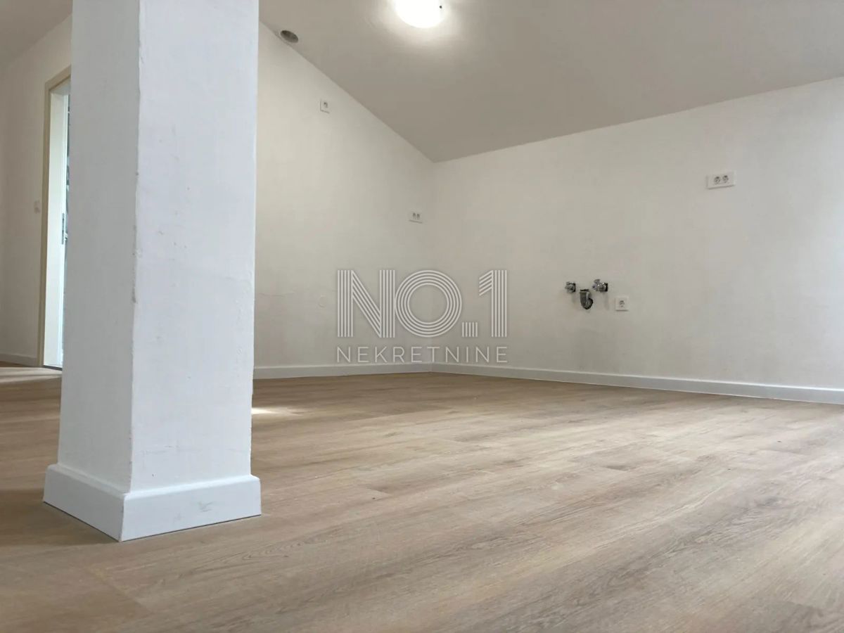  Rovinj - novo urejen penthouse v mansardi