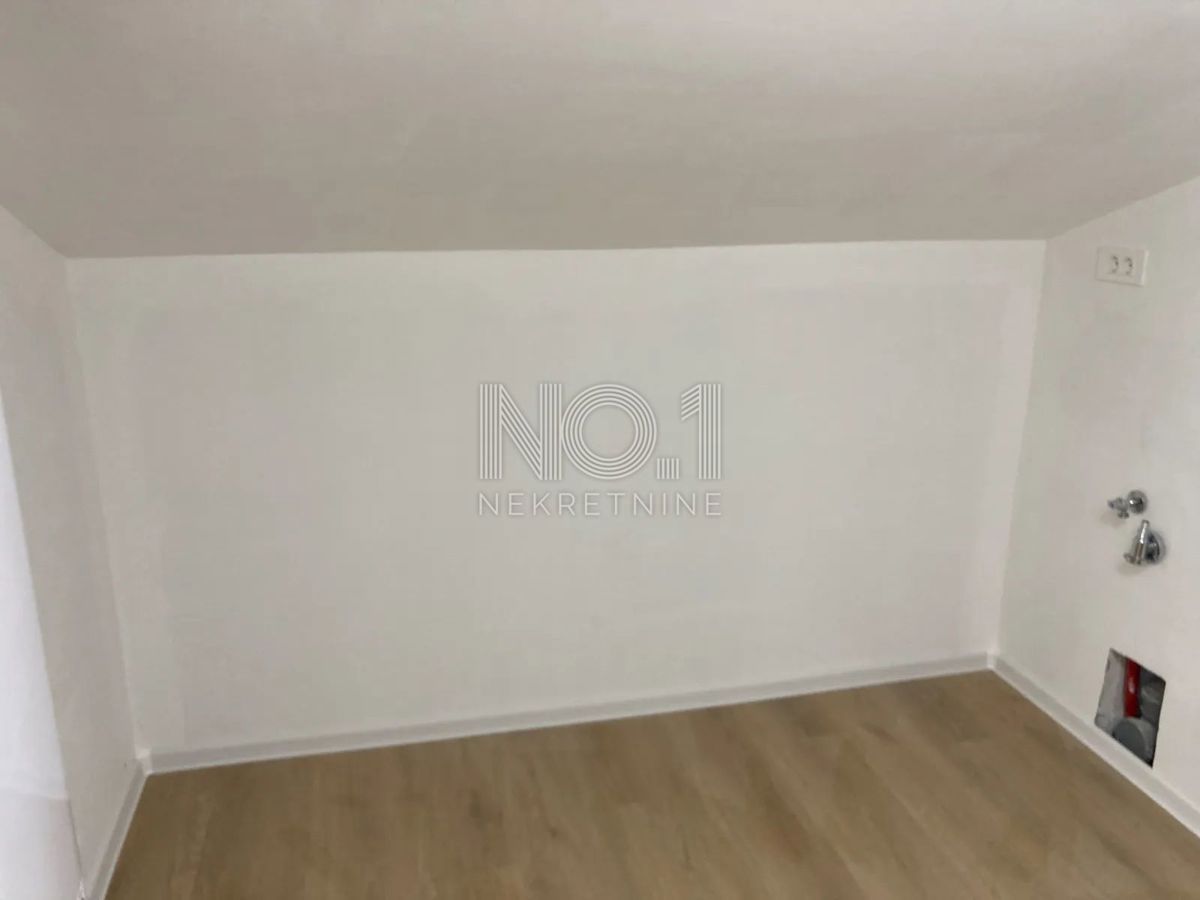  Rovinj - novo urejen penthouse v mansardi