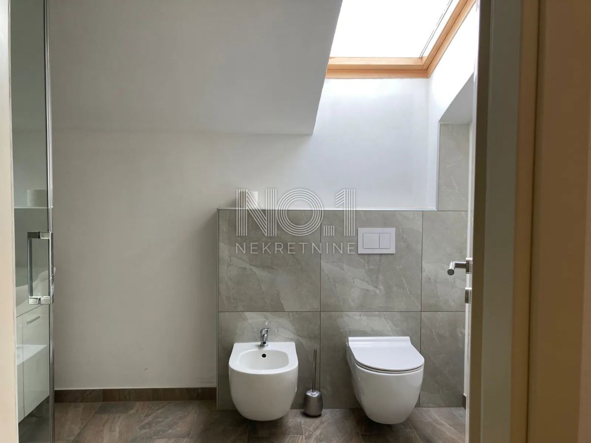  Rovinj - novo urejen penthouse v mansardi