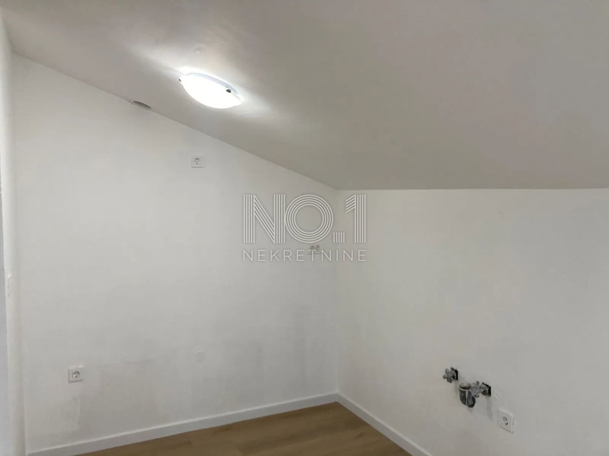  Rovinj - novo urejen penthouse v mansardi