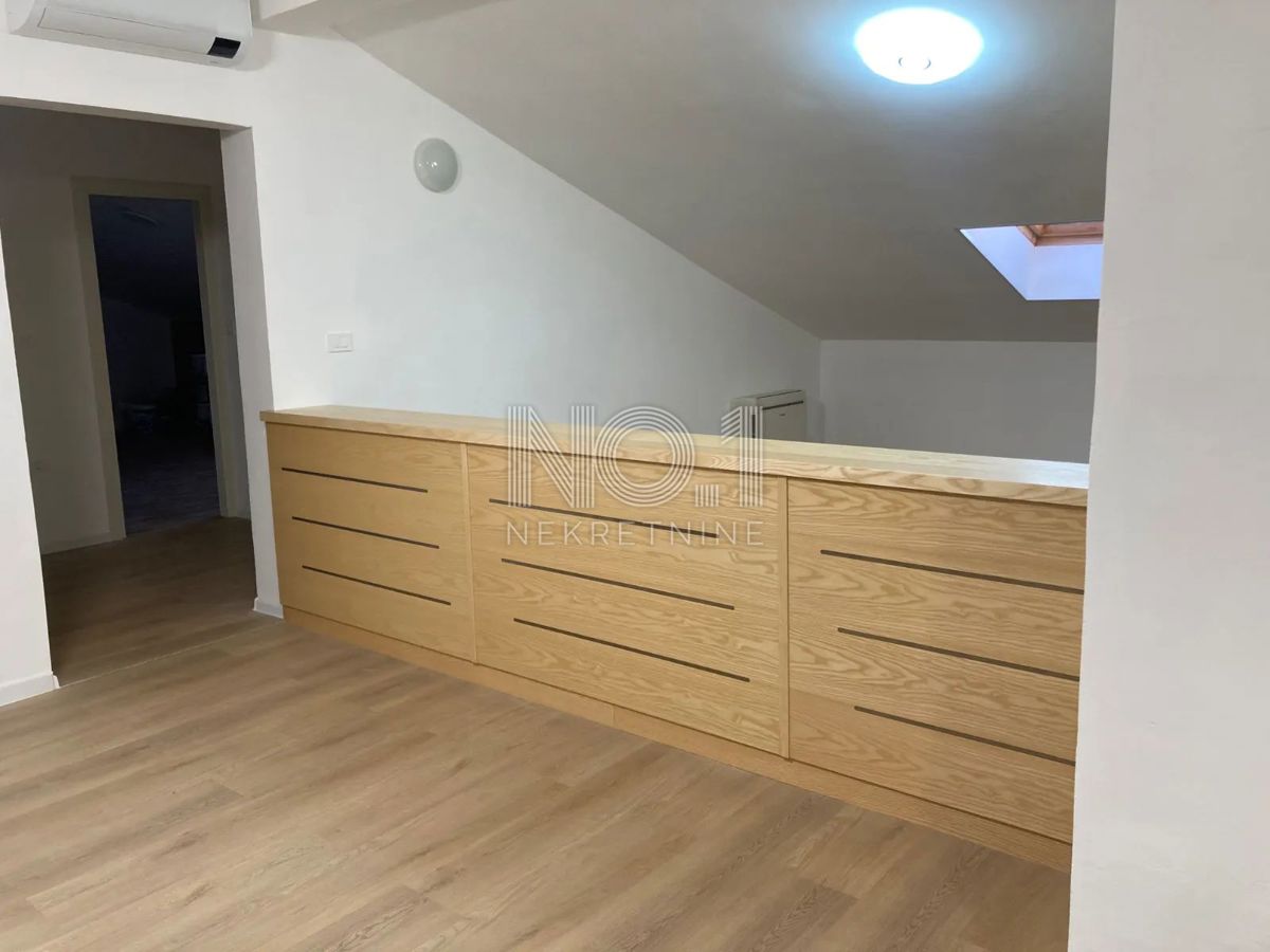  Rovinj - novo urejen penthouse v mansardi