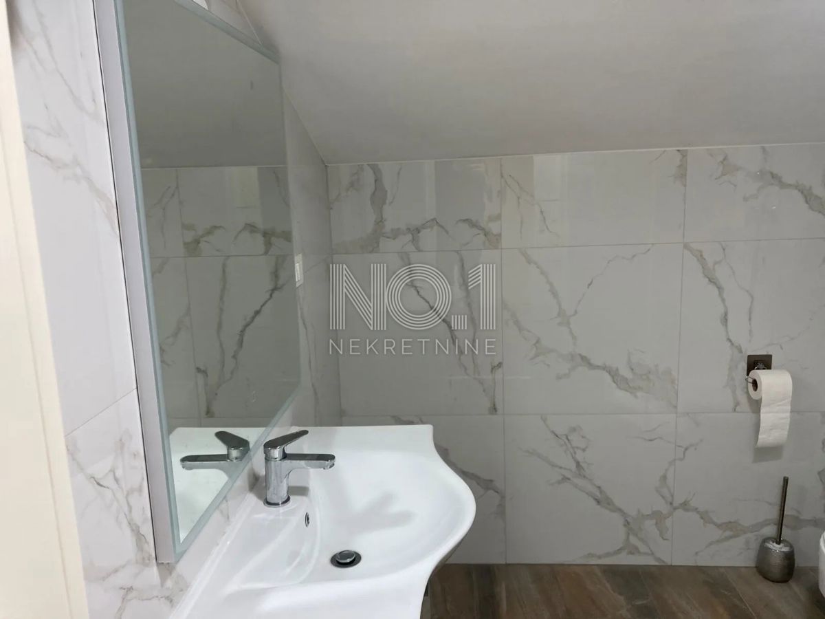  Rovinj - novo urejen penthouse v mansardi