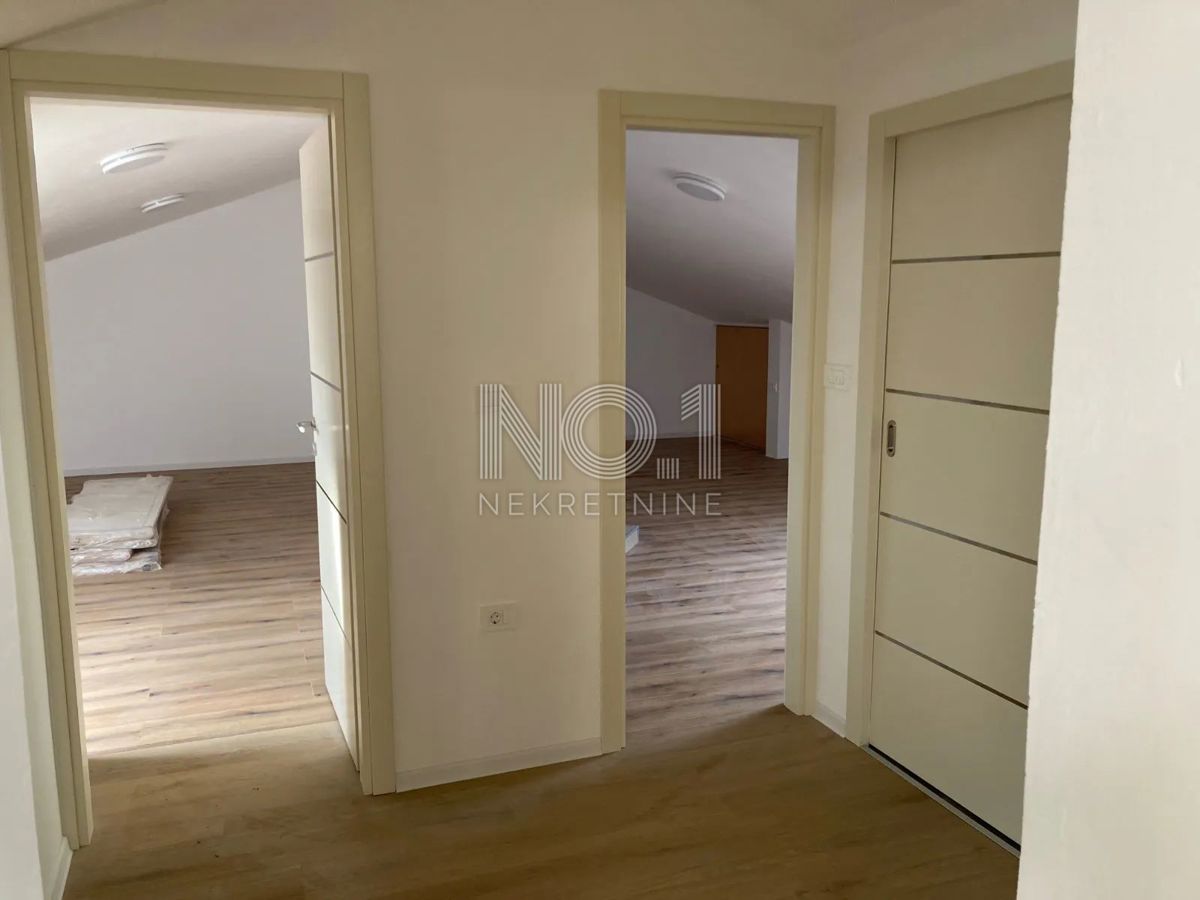  Rovinj - novo urejen penthouse v mansardi