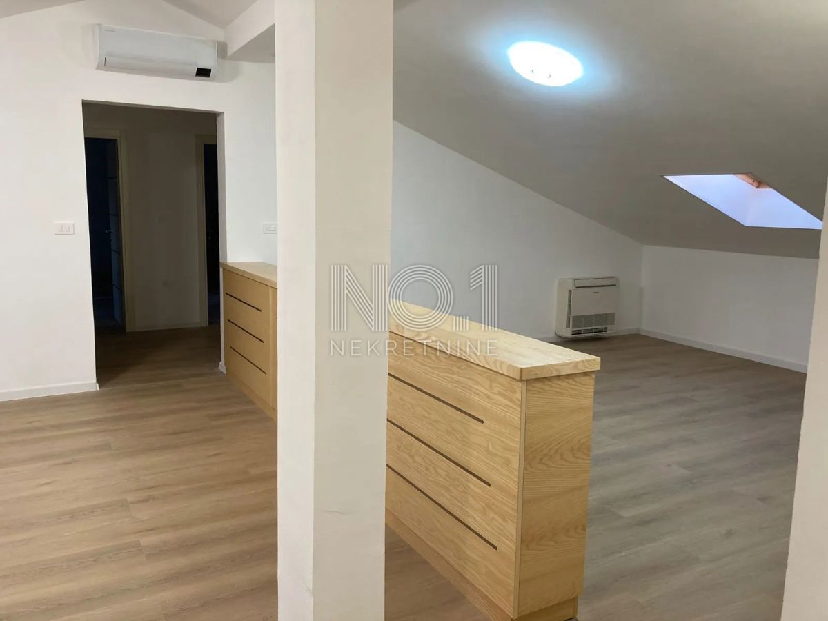  Rovinj - novo urejen penthouse v mansardi