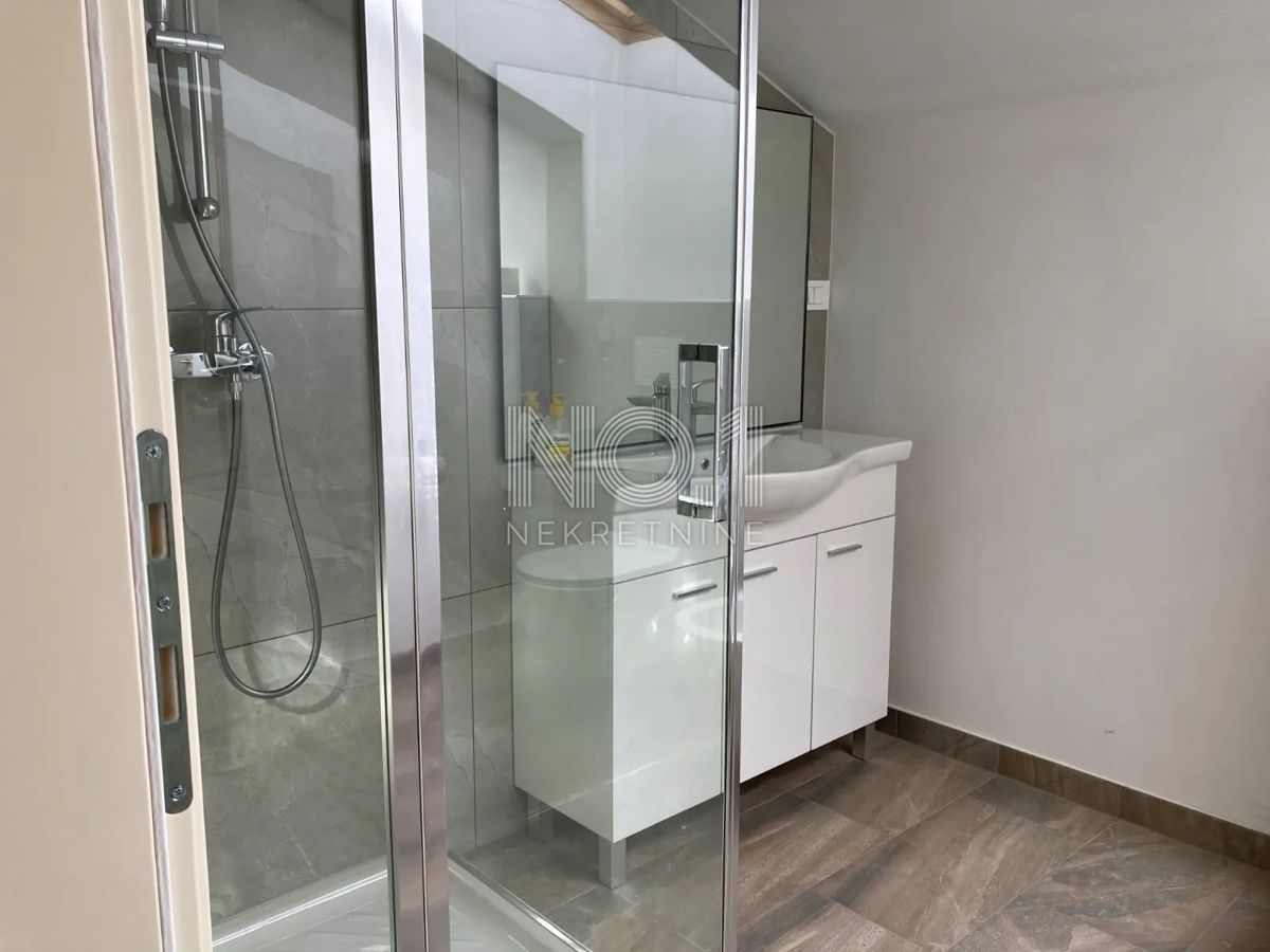  Rovinj - novo urejen penthouse v mansardi