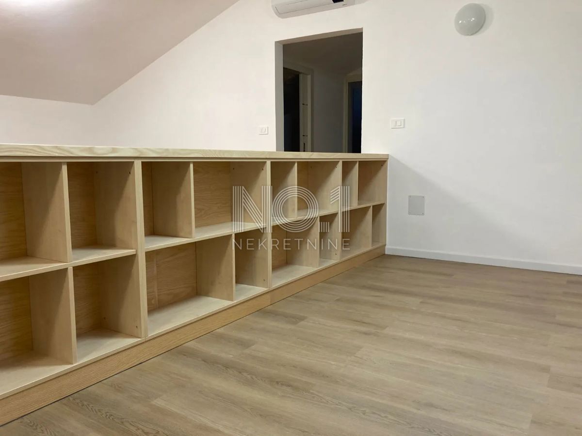  Rovinj - novo urejen penthouse v mansardi