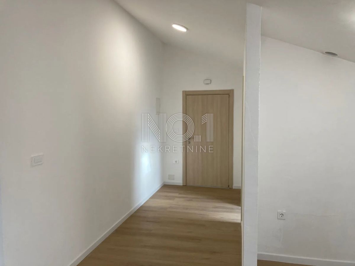  Rovinj - novo urejen penthouse v mansardi