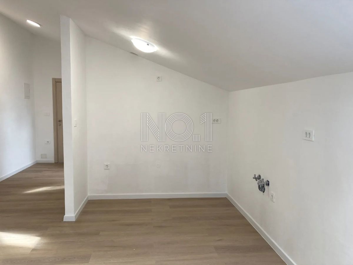  Rovinj - novo urejen penthouse v mansardi