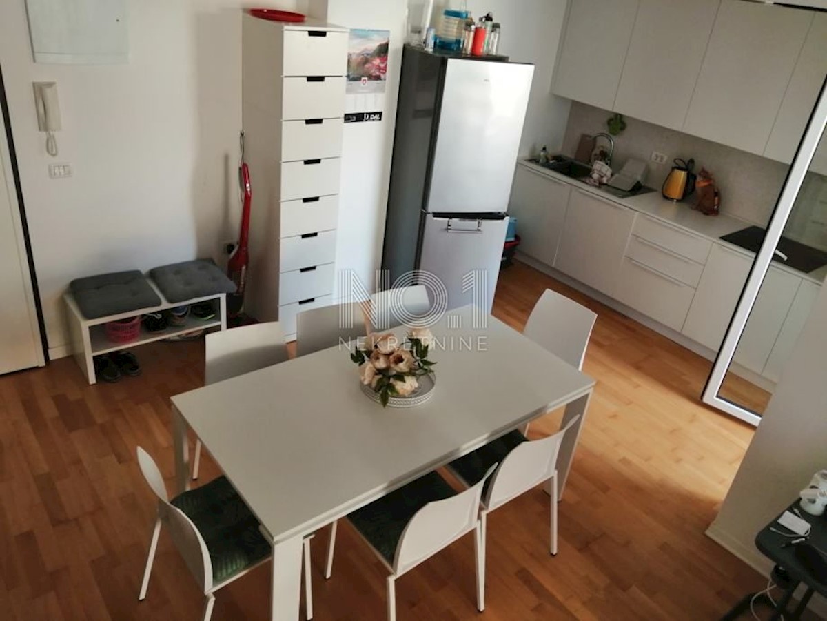 Umag, Zambratija - prodamo apartma, 1. red do morja!