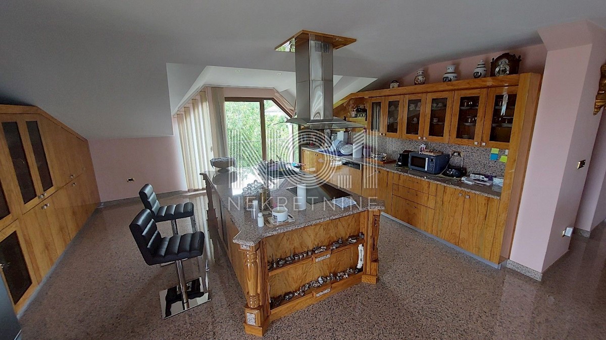 Umag, okolica - vila z namestitvenimi enotami 100 m od morja