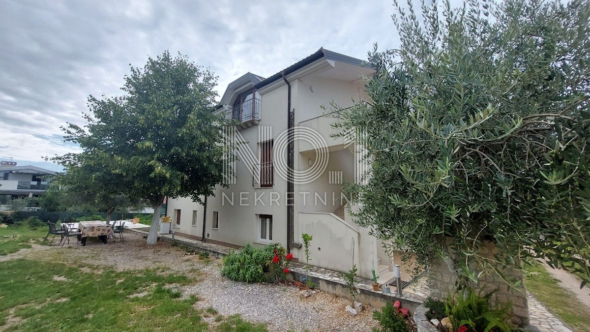 Umag, okolica - vila z namestitvenimi enotami 100 m od morja
