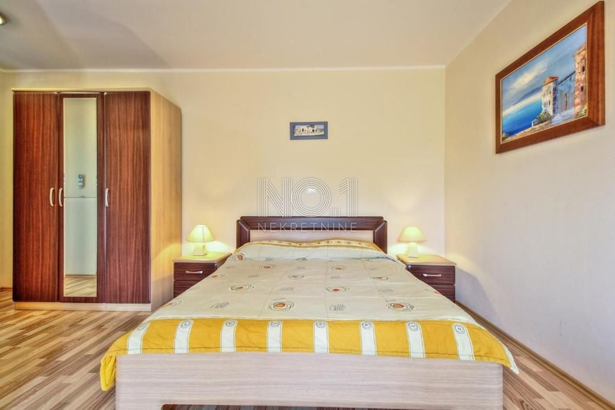 Umag, okolica - vila z namestitvenimi enotami 100 m od morja
