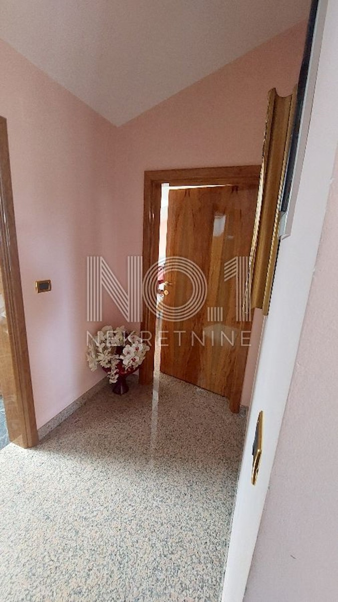 Umag, okolica - vila z namestitvenimi enotami 100 m od morja