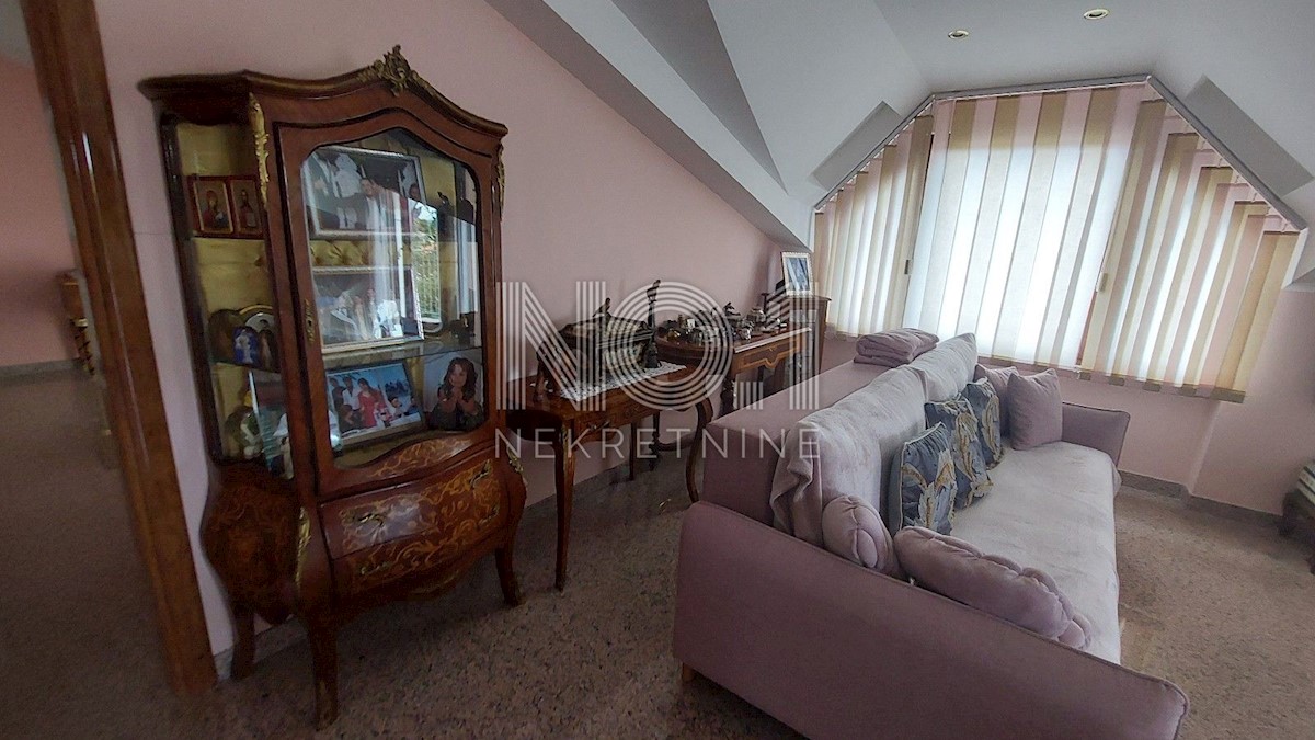 Umag, okolica - vila z namestitvenimi enotami 100 m od morja