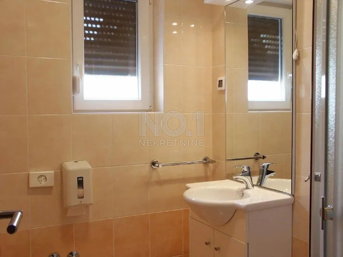 Umag, okolica - vila z namestitvenimi enotami 100 m od morja