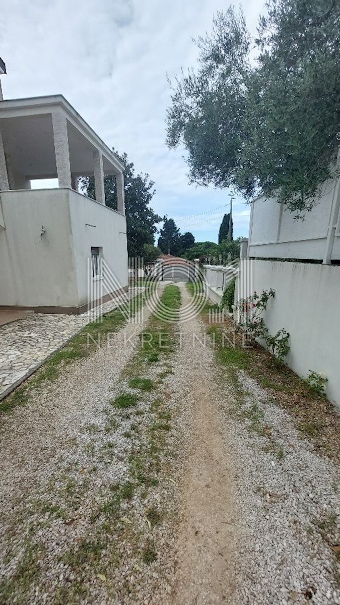 Umag, okolica - vila z namestitvenimi enotami 100 m od morja