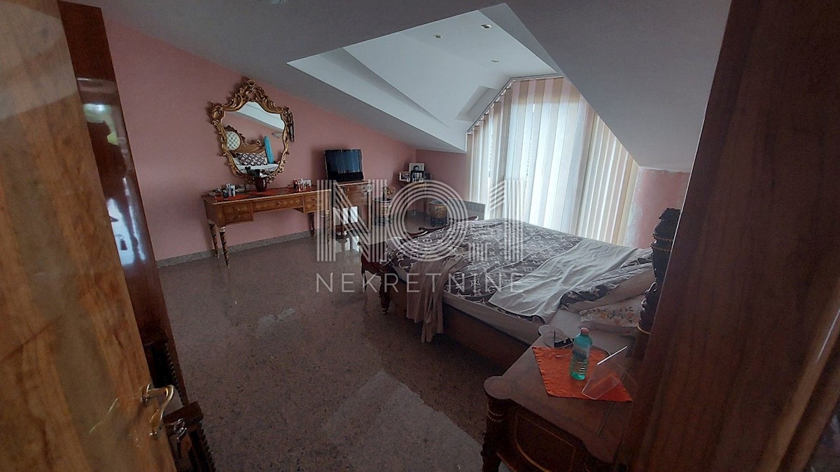 Umag, okolica - vila z namestitvenimi enotami 100 m od morja