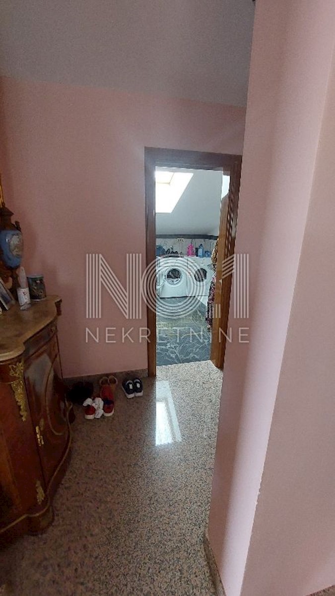 Umag, okolica - vila z namestitvenimi enotami 100 m od morja