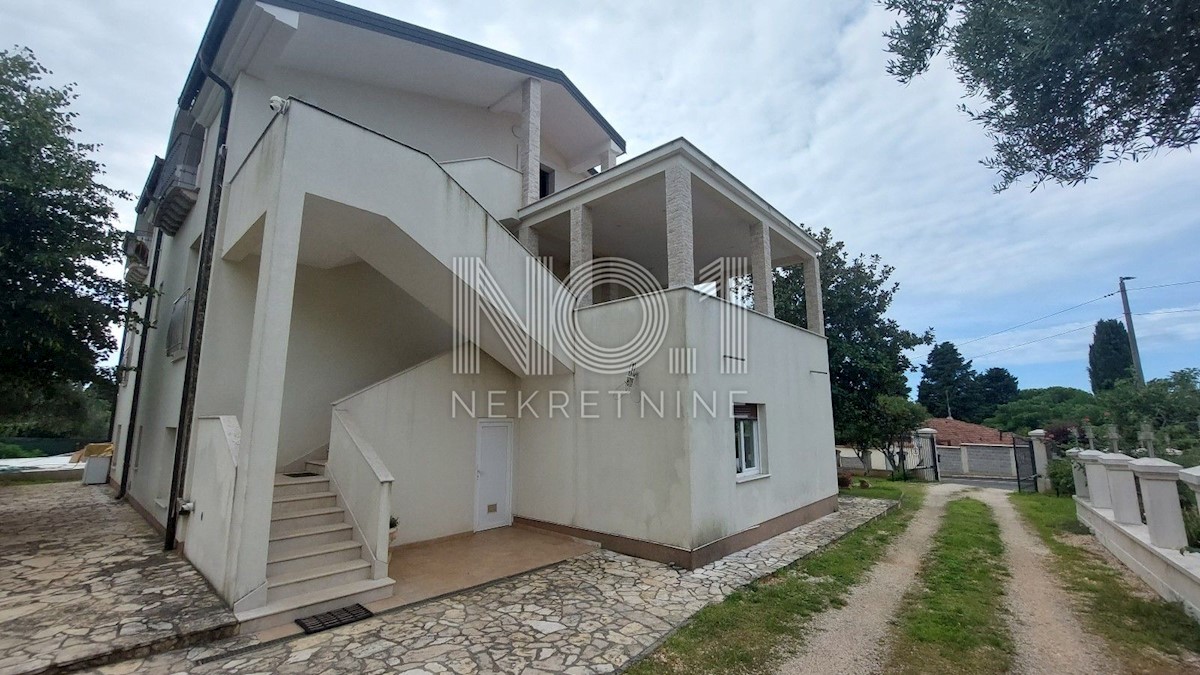 Umag, okolica - vila z namestitvenimi enotami 100 m od morja