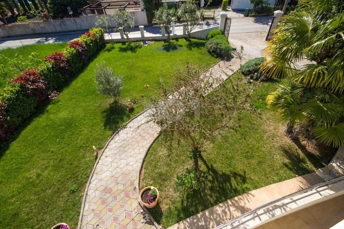 Umag, okolica - vila z namestitvenimi enotami 100 m od morja