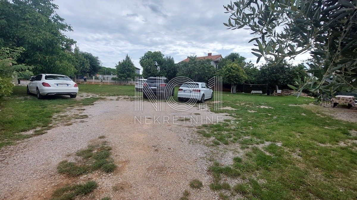 Umag, okolica - vila z namestitvenimi enotami 100 m od morja