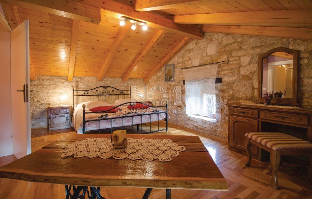 Tinjan - kamnita avtohtona vila z gradbiščem