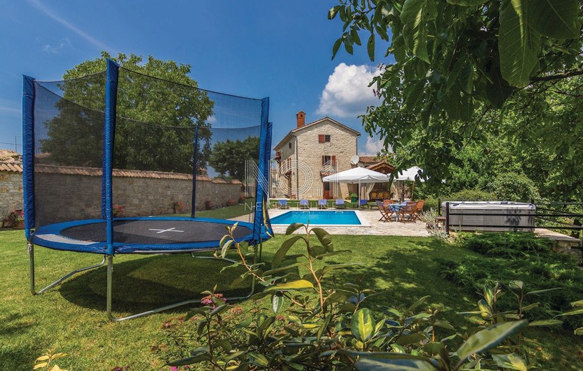 Tinjan - kamnita avtohtona vila z gradbiščem