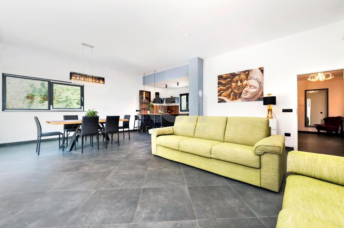 Rovinj - lepa moderna enonadstropna hiša z bazenom